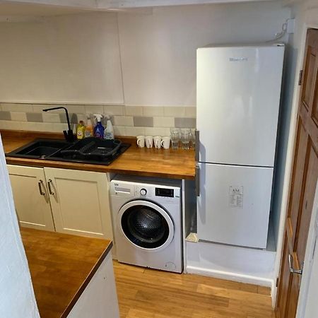 Beautiful Studio Apartment Milford Haven Exterior foto